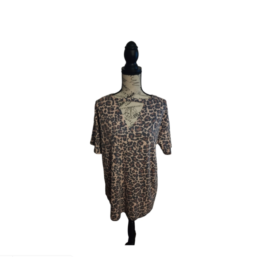 Women's Medium leopard print tee.
